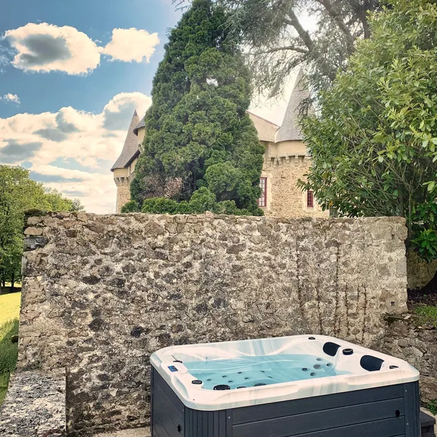 House with a private hot tub and medieval garden - Image 1