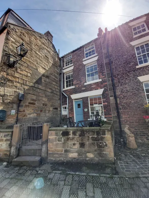 Charming, spacious cottage with stunning views of Staithes and the harbour - Image 1