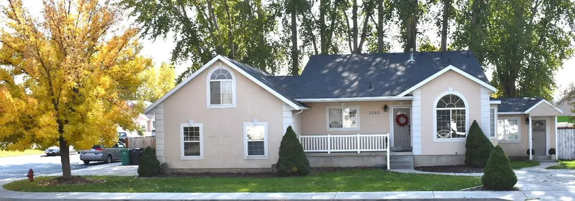 Provo Peach House - Sleeps 18 - Image 1