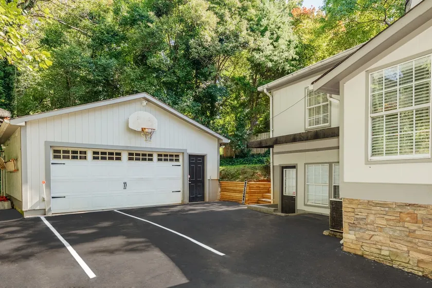 Cotswold Gem, Deck, Hottub Private, Entrance quiet - Image 1