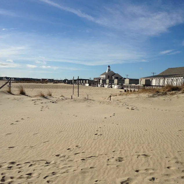 #25 Seasonal Cottage is 200 feet from the Beach - Image 1