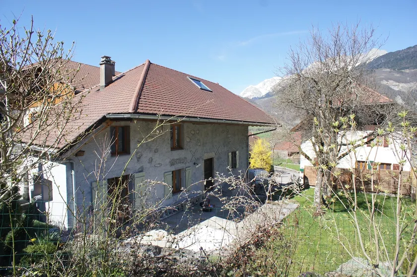 Affascinante casa familiare nel villaggio tradizionale con vista sulle montagne - Image 1