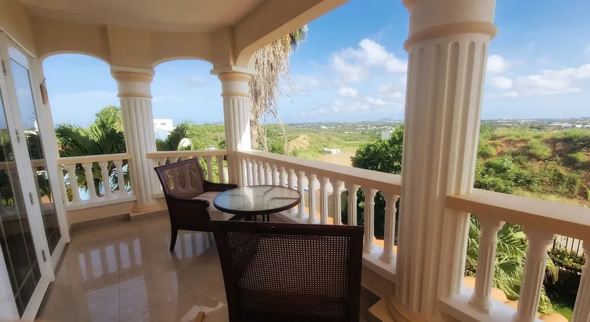 Azure Dreams: Your Stylish Escape in Curaçao - Image 1