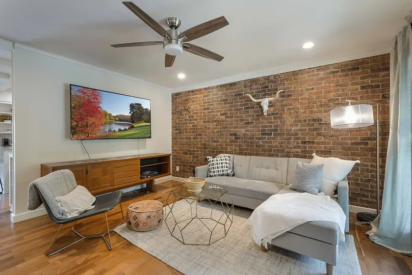 Sunny SoCo House: Explore Austin with Ease! - Image 1