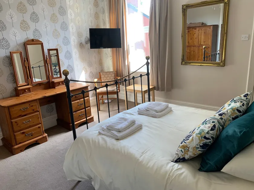 3 bedroom accommodation in Lytham St Annes - Image 1