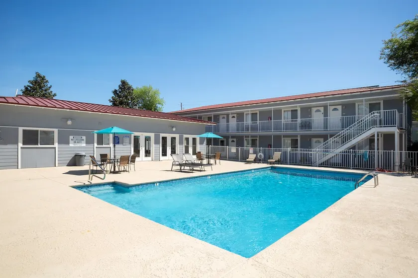 Pool View Condo - Image 1