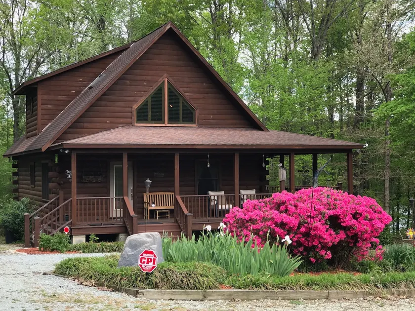 Majestic Lakefront Log Cabin befindet sich in den NC High Plains - Image 1