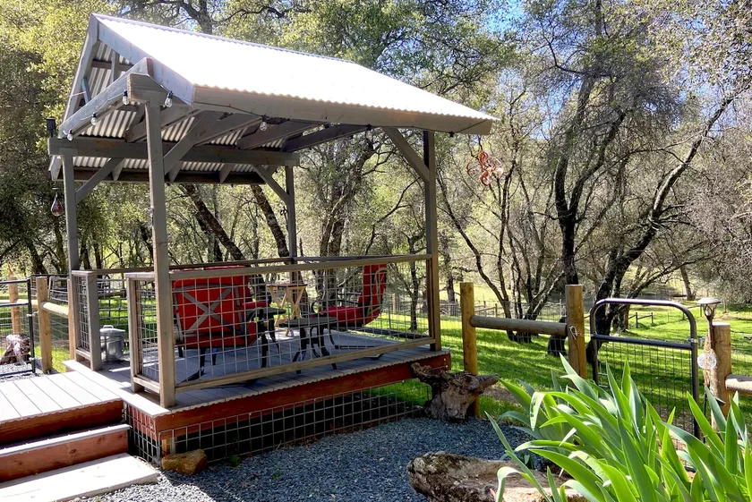 Red House Retreat - Local Artists Sculpture Garden - Image 1