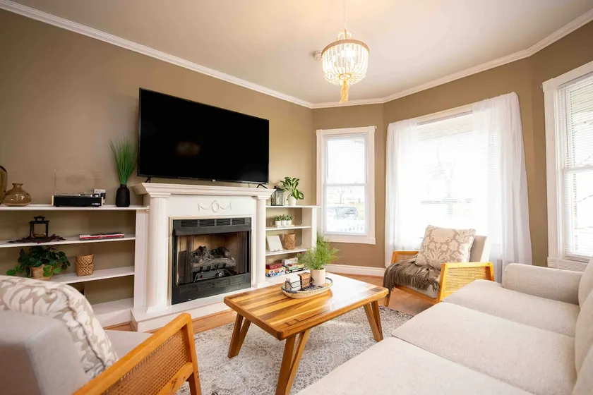 Spacious! Beautiful 3 Bedroom Home Near Downtown! - Image 1