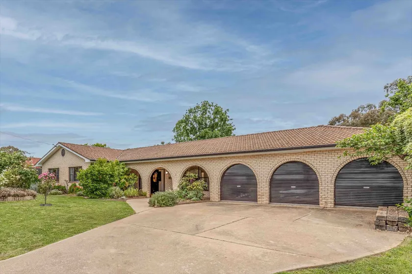Next to Bathurst Golf Club 5 Bed Large Home - Image 1