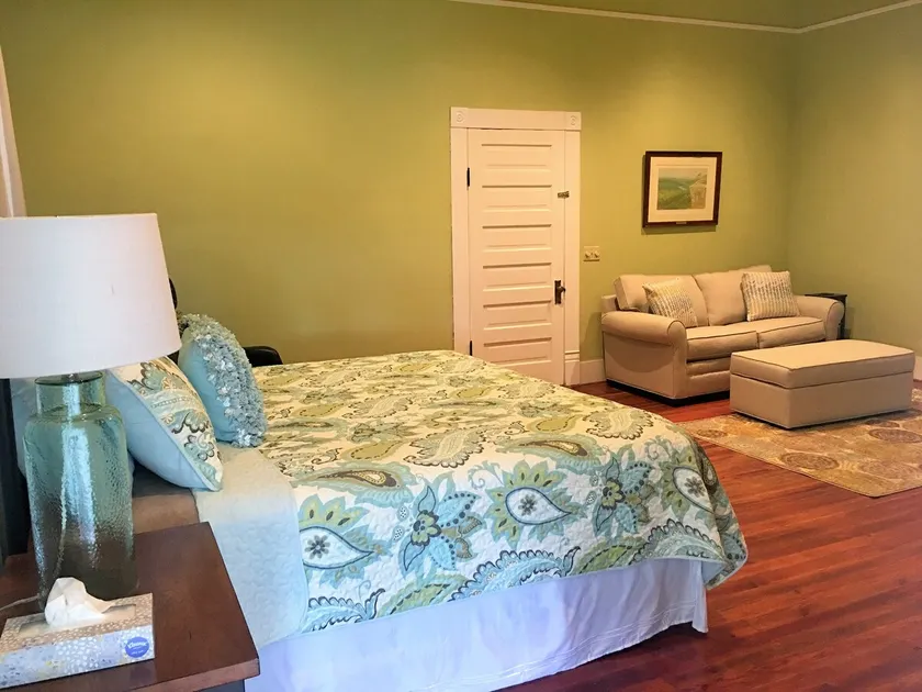 Hummingbird 1BR/1BA NearTroy Kitchen/LivingRoom - Image 1