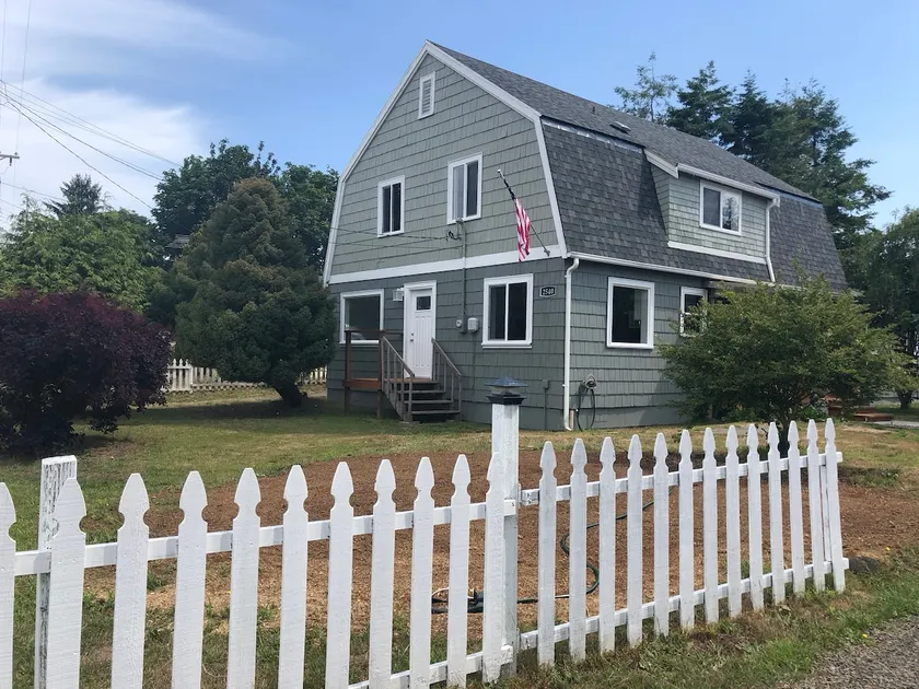 Cranberry Coast Gambrel Home, Sleeps 10 and 2.5 ba - Image 1