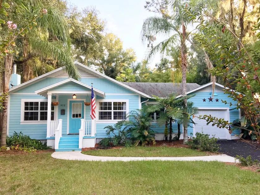 The Blue Bungalow, Sleeps 8, Pet Friendly - Image 1