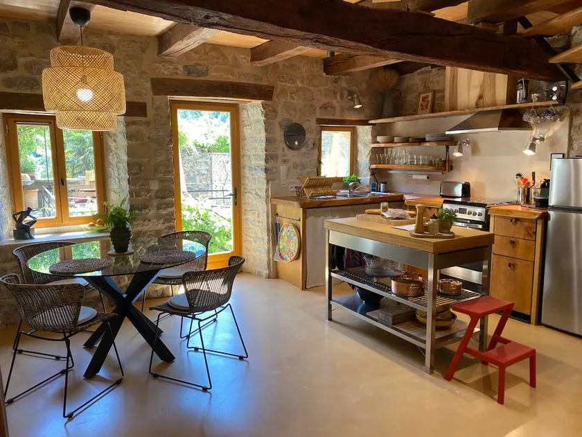 La Chouette, Cozy Retreat with Breathtaking Views - Image 1