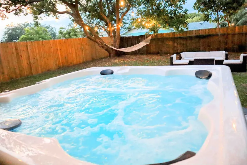 New XL Hot Tub Modern House Disney/Universal 13MIN - Image 1