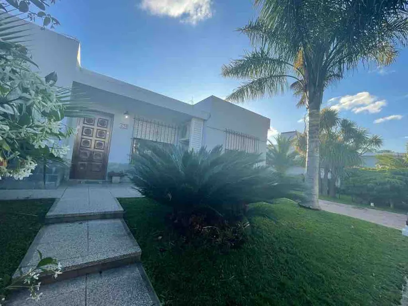 house with a park/pool available - Image 1