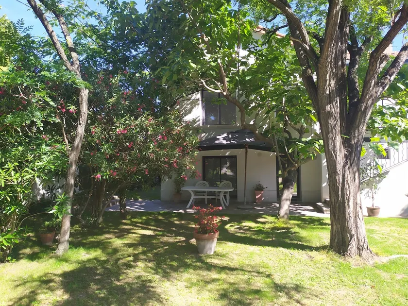 Furnished, air-conditioned ground-floor apartment overlooking the garden - Image 1