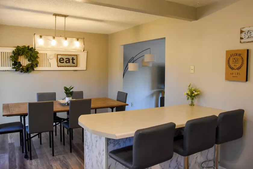 Cozy modern home 5 beds, 3 baths centrally located - Image 1