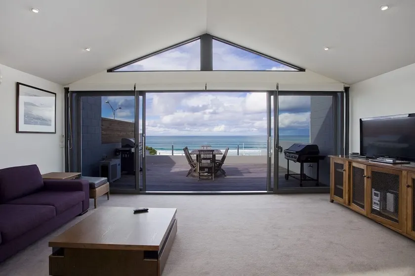 ONE 36 - CENTRAL BEACHFRONT APARTMENT WITH FIRST CLASS VIEWS AND WIFI - Image 1