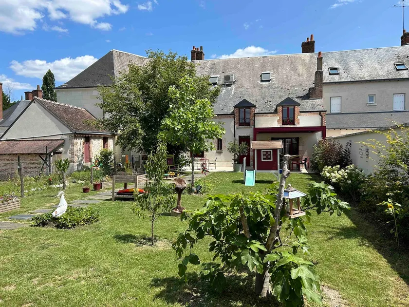 Family home in Bracieux city center with garden - Image 1