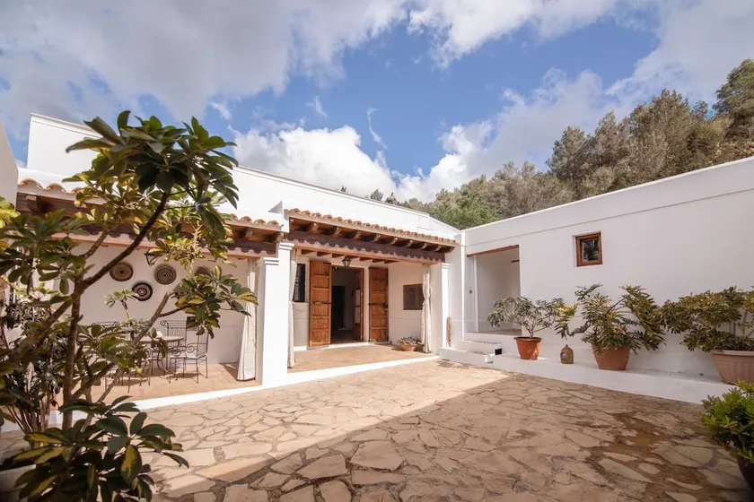 Cottage Can Rotes with garden and barbecue. - Image 1