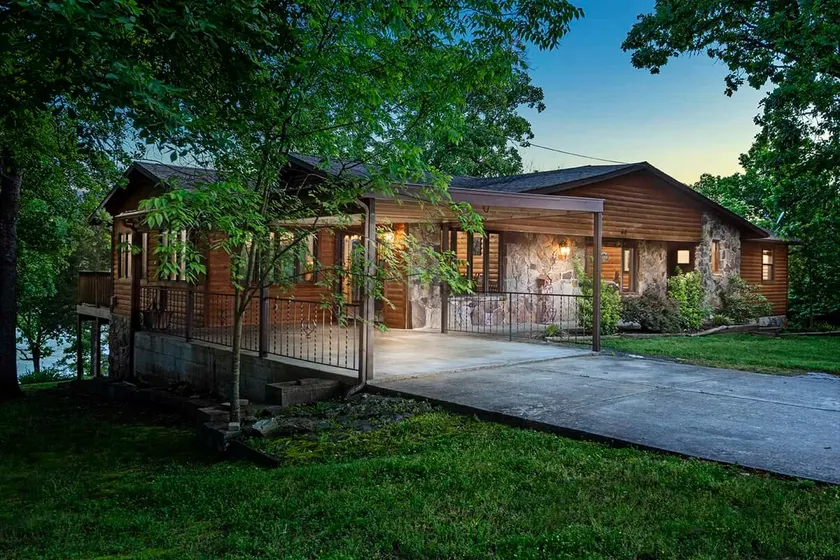 Table Rock Lodge - True Lake Front with Dock on 2 Acres - Image 1