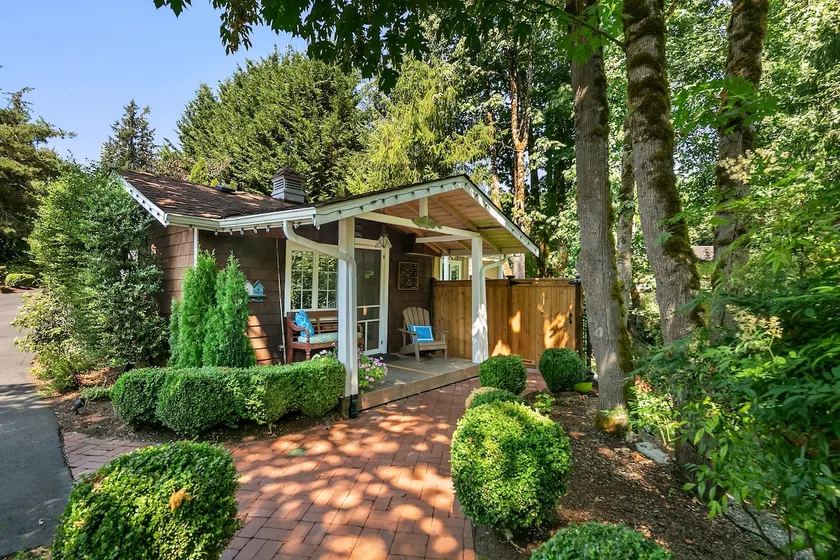 Private Cottage right on creek & 15 ft waterfall! - Image 1