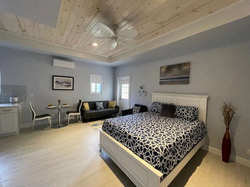 Nicoles Nest Brand New Exquisite Studio Hideaway - Image 1