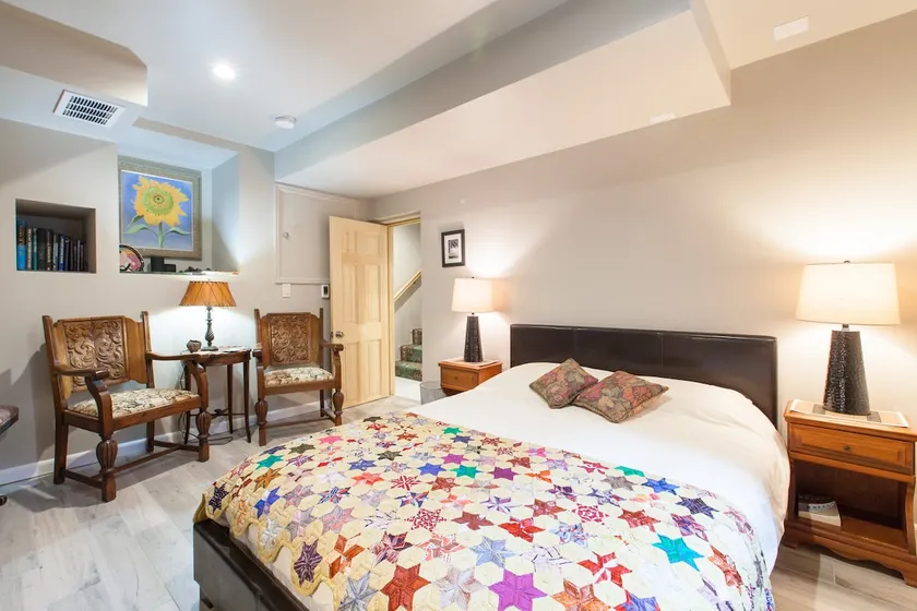 Private Entrance Guest Suite with parking - Image 1