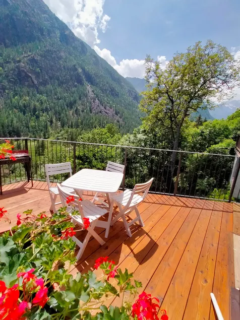 Panoramic cabin in an Alpine village - Image 1