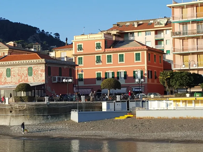 A stone's throw from the sea and hiking itineraries - Image 1