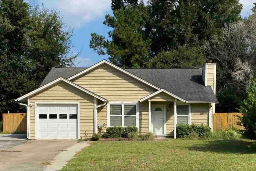 Lowcountry Oasis - 3 bed 2 bath - 5 min to the beach - fenced in yard - Image 1