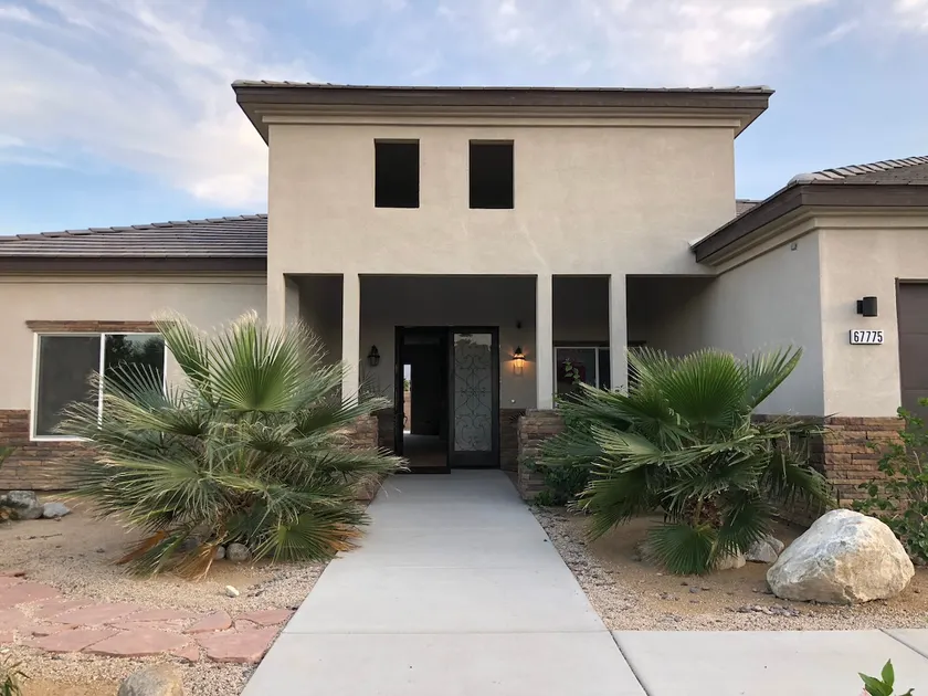 Elizabeth Manor. Cathedral city - Image 1