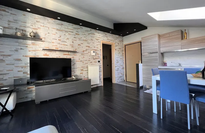 Top floor apartment overlooking Lake Como - Image 1