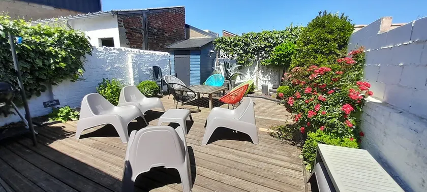 Large Guest House in city center - Image 1