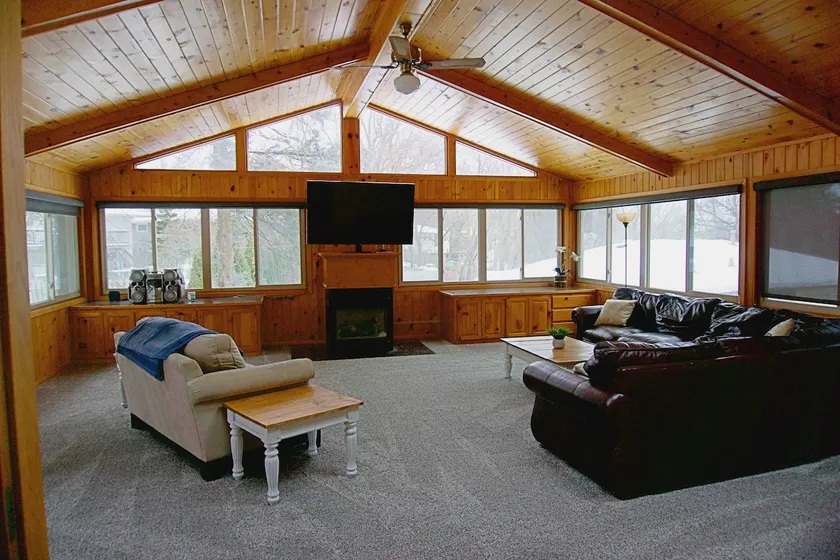 5 bdrm house w/HOT TUB across from Moore Lake Park - Image 1