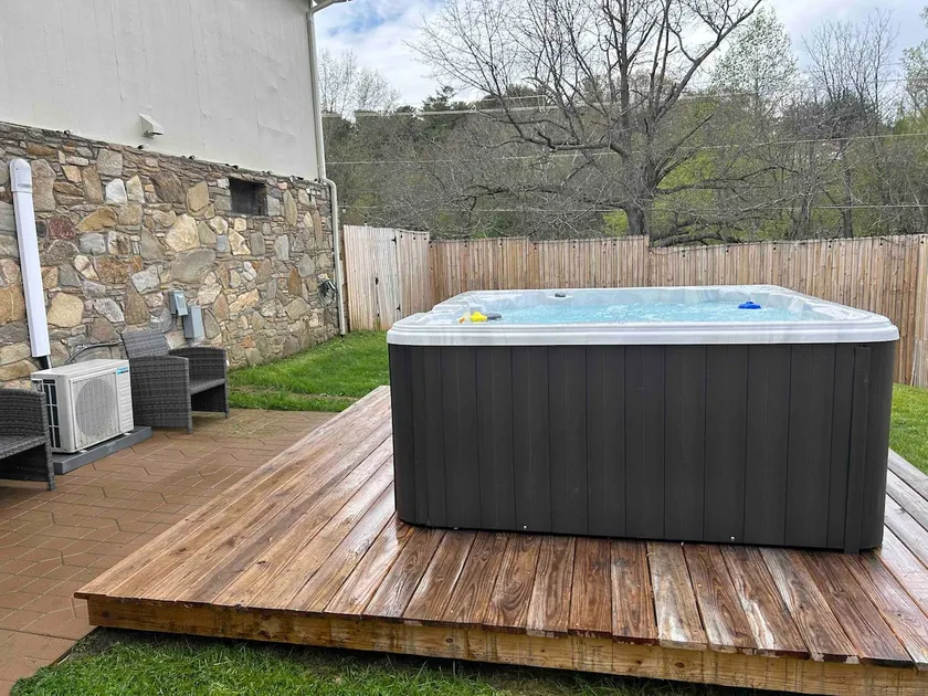 Aiken Rd - 6 BR - hot tub and game room - Image 1