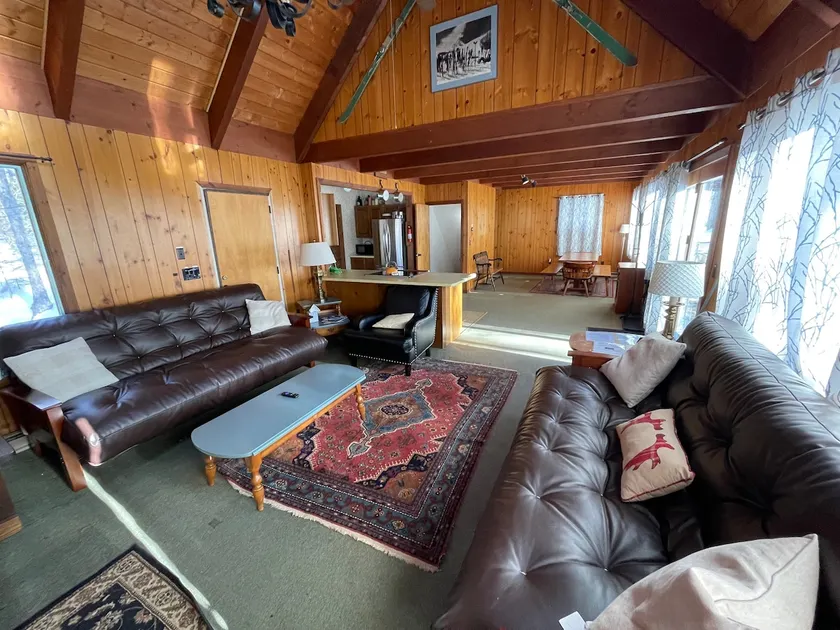 Classic Chalet w/Hot tub + king beds, Mtn 5 mins - Image 1