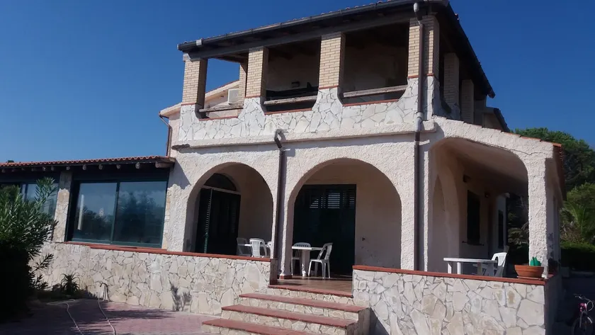 The veranda overlooking the sea - Image 1