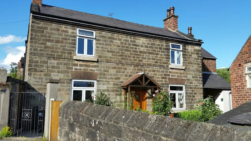 Character cottage (18c) on the edge of historic Belper - Image 1
