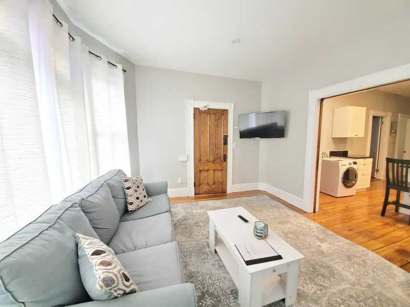 Renovated 2 Bed near downtown - Image 1