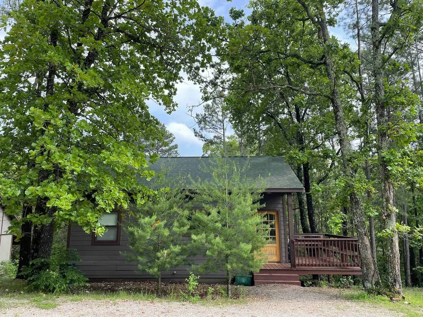 Pet-Friendly Hilltop Cabin - 5 Min to Downtown! - Image 1
