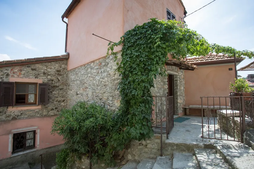 Spacious 3-bedroom house with garage in the quiet village of Vezzano Ligure - Image 1