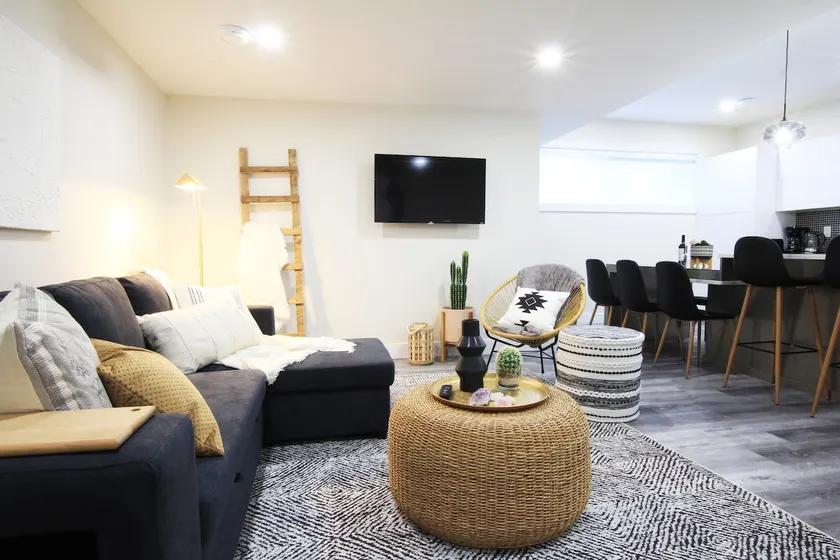 Executive Bsmt Suite, King Bed, 5 min to DT & Whyte Ave, Sleeps 6! - Image 1