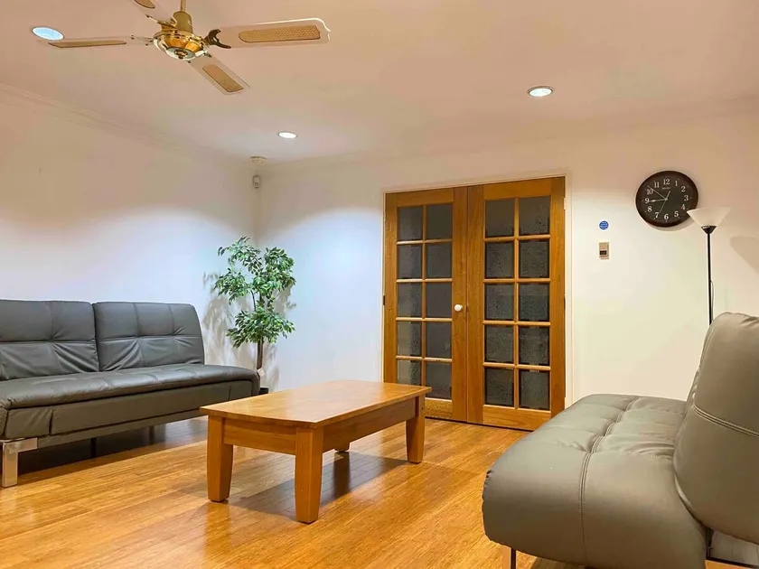 Hawker 4BR House（Air-Con, WiFi, Netflix, Parking） - Image 1