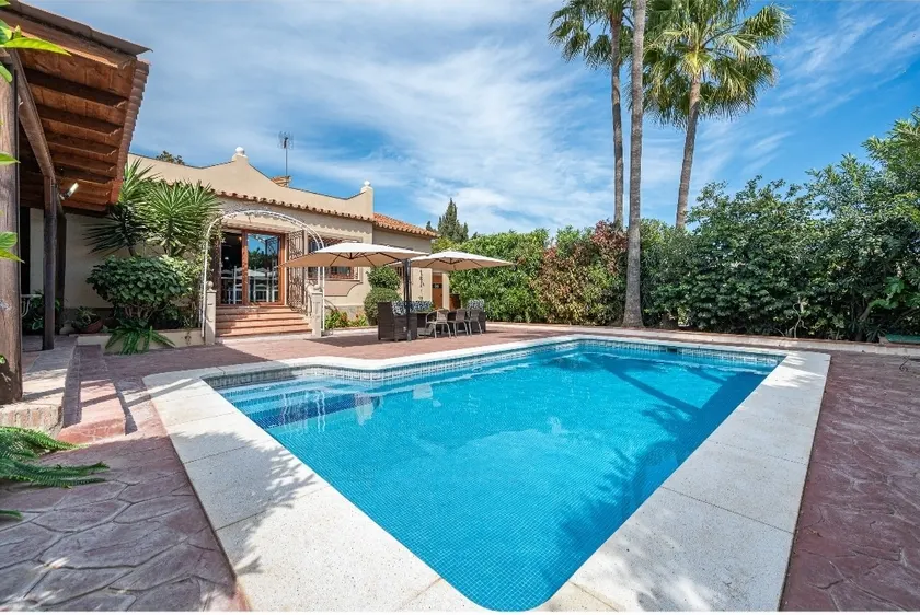 A CHALET IN MARBELLA WITH A PRIVATE POOL AND BARBECUE - Image 1