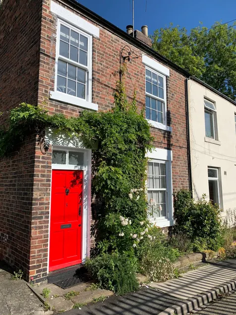 Bunnybees Railway Cottage with Private Parking - Image 1