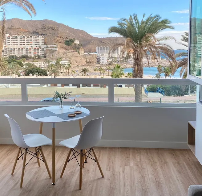 Beautiful studio apartment with sea views - Image 1