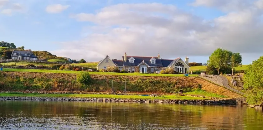 Lakeshore Cottage, and fishing, Connemara, Galway - Image 1
