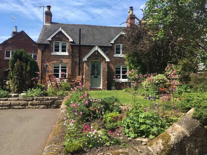 Cottage near to Alton Towers and the Peak District - Image 1